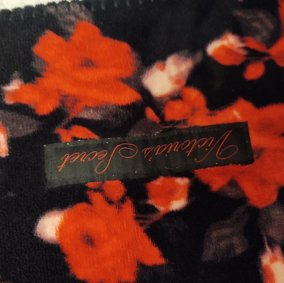 Victoria's Secret floral sherpa blanket & slippers - Picture 5 of 10